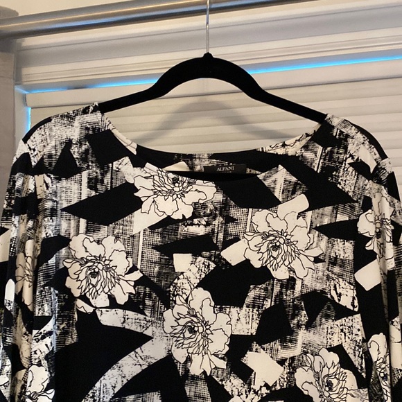 New Alfani Tunic in a black and white floral - Picture 1 of 4